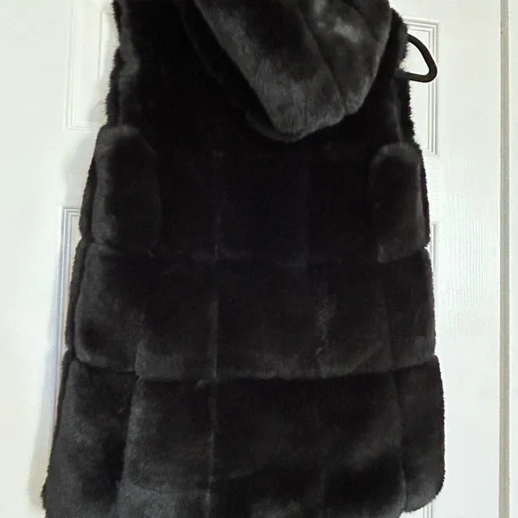 Beautiful NEW black faux fur Michael Kors Vest.Sized XXS, fits like a small.